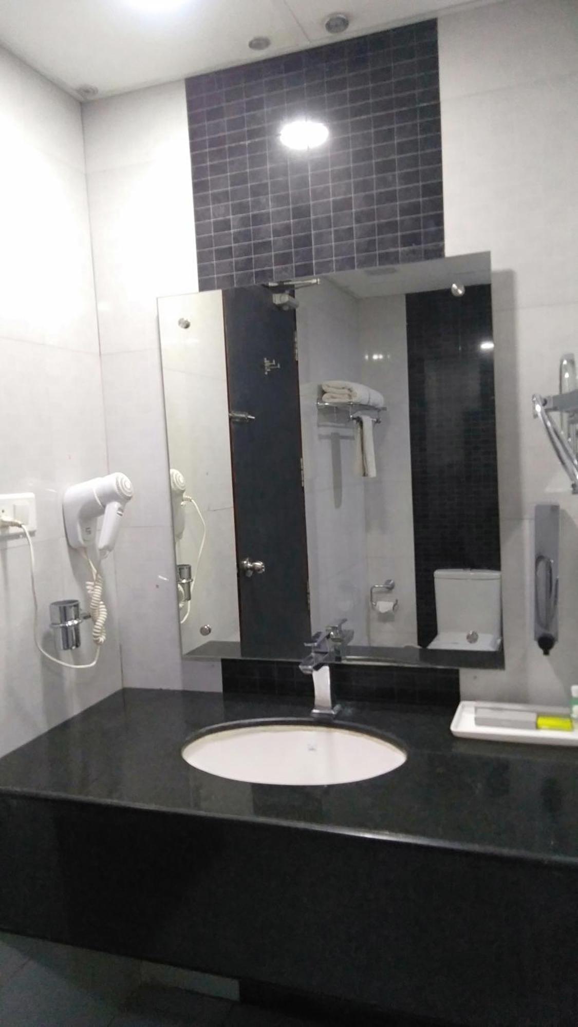 Rouba Residency Hotel Ponnāni Екстериор снимка