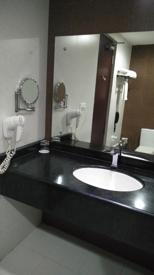 Rouba Residency Hotel Ponnāni Екстериор снимка